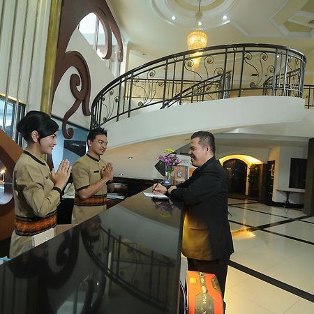 Hotel Swarna Dwipa Palembang Esterno foto