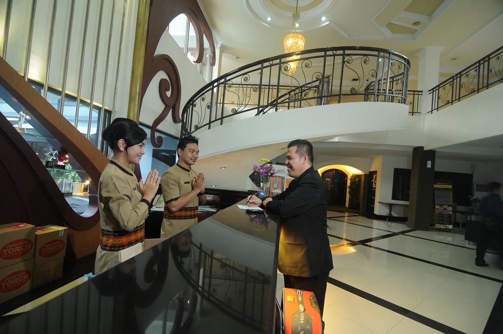 Hotel Swarna Dwipa Palembang Esterno foto