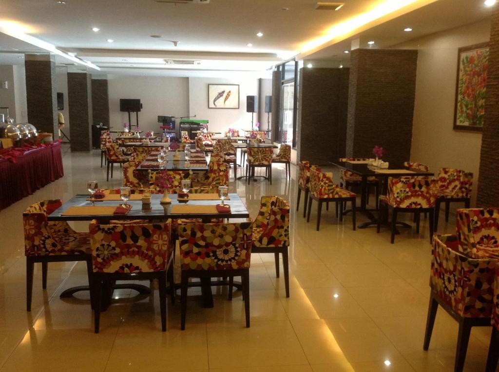 Hotel Swarna Dwipa Palembang Esterno foto