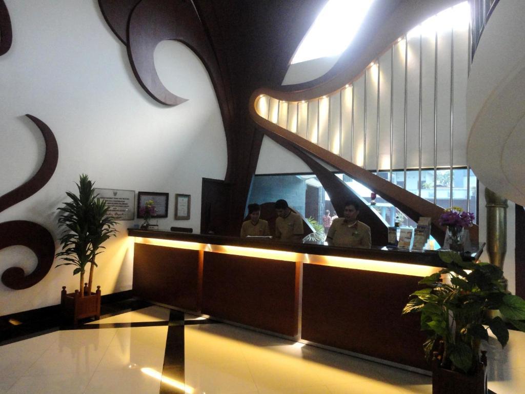Hotel Swarna Dwipa Palembang Esterno foto